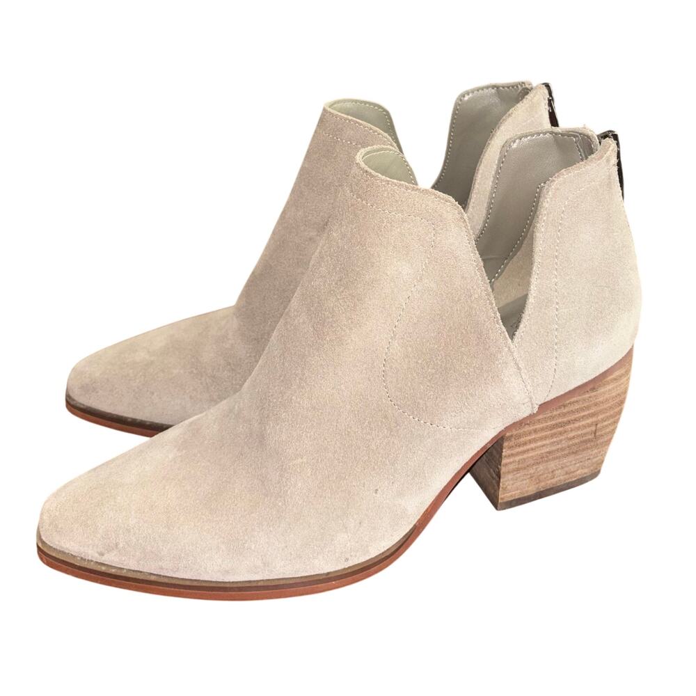 Vince Camuto women’s tan suede ankle booties (size 7.5)